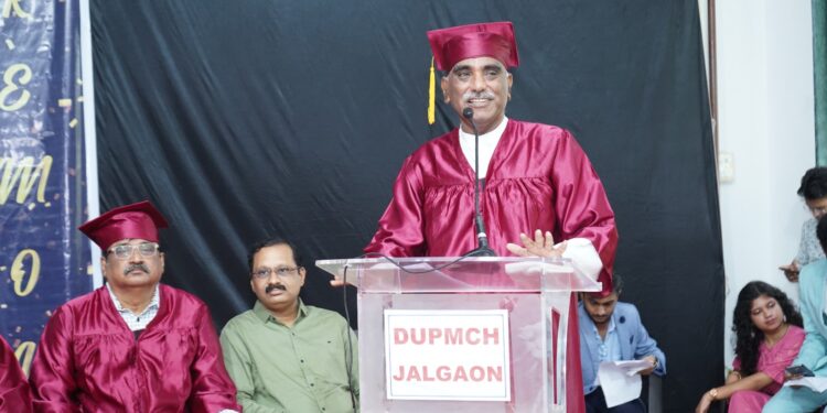 वैद्यकीय व्यावसायिक म्हणून जगात पाऊल ठेवा परंतु रुग्णांप्रती आत्मीयता बाळगा – डॉ.उल्हास पाटील