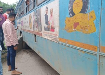 बस दुभाजकाला आदळली, अतिक्रमणाच्या विळख्यामुळे समस्या