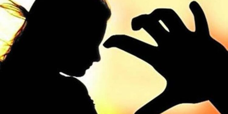 धक्कादायक : नराधम पित्याने केला अल्पवयीन मुलीवर अत्याचार