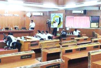 आयुक्तांवर अविश्वास प्रस्तावासाठी ७५ नगरसेवकांनी फिरविली पाठ