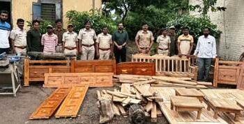 वनविभागाच्या परवानगीविना सागवान लाकडाची तस्करी, दोघांवर कारवाई
