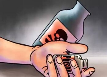 कर्जबाजारीपणाला कंटाळून सात वर्षाच्या मुलासमोर विष प्राशन करून बापाने केली आत्महत्या