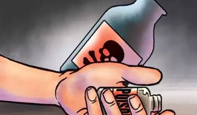 कर्जबाजारीपणाला कंटाळून सात वर्षाच्या मुलासमोर विष प्राशन करून बापाने केली आत्महत्या