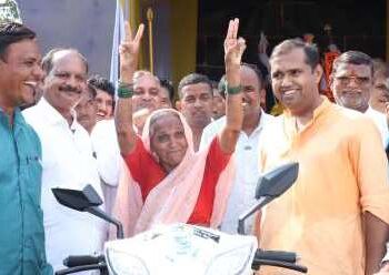 भाजीपाला विकणाऱ्या आजींना ड्रॉ ठरला ‘लकी’ ; जिंकली ईलेक्ट्रिक स्कूटर !