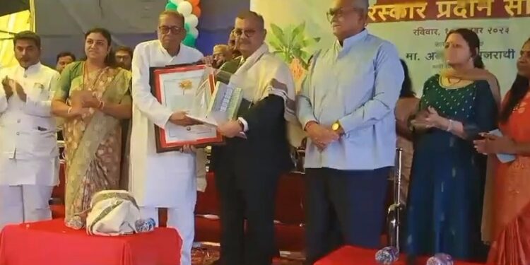 ‘जळगावरत्न’ पुरस्कार देऊन अ‍ॅड. निकम, डॉ. आचार्य, बेंडाळे, हाजी मलिक यांचा गौरव