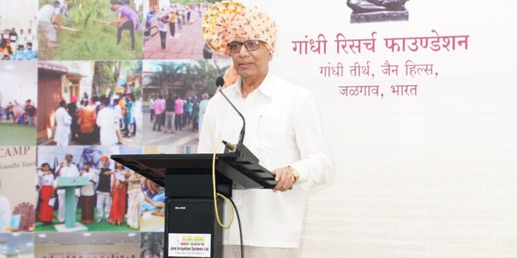 महात्मा गांधीजींचे नेतृत्व म्हणजे मानवी सभ्यतेचे भविष्य  – डॉ. के. बी. पाटील