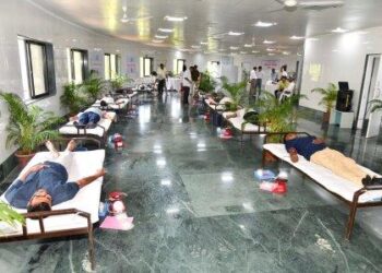 स्व. कांताई जैन यांच्या १८ व्या स्मृतिदिनी ५१६ सहकाऱ्यांनी केले रक्तदान