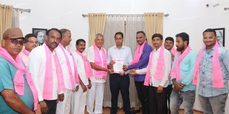 मराठा समाजावर लाठीचार्ज ; गृहमंत्र्यांनी जबाबदारी स्वीकारून राजीनामा द्यावा