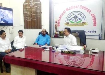 मंत्री गिरीश महाजन बसले अधिष्ठातांच्या खुर्चीवर : पालकमंत्री, आमदार शेजारी !