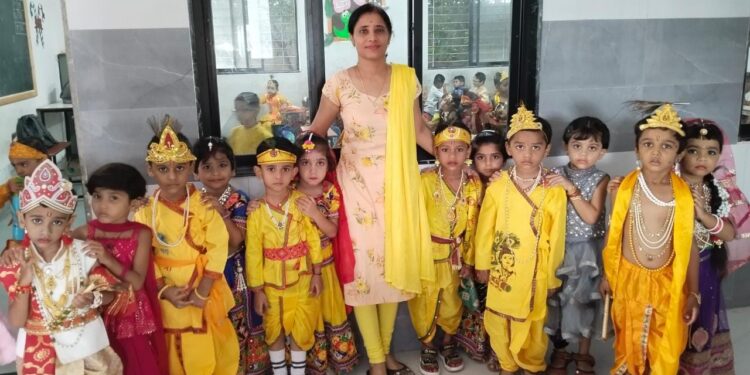 डॉ.उल्हास पाटील इंग्लिश मिडीयम स्कूल, भुसावळ येथे दहीहंडी उत्साहात