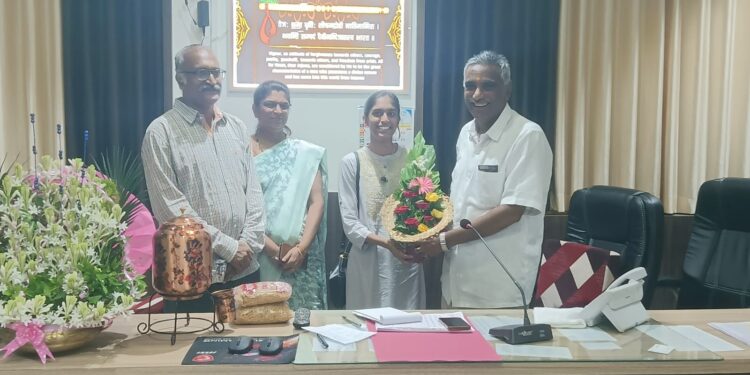 सृष्टी बेंडाळेच्या शैक्षणिक यशाबद्दल डॉ.उल्हास पाटील यांनी केले अभिनंदन