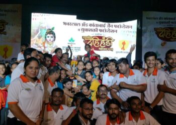 महिला गोविंदा पथकाने फोडली मानाची दहीहंडी