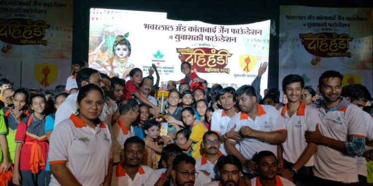 महिला गोविंदा पथकाने फोडली मानाची दहीहंडी