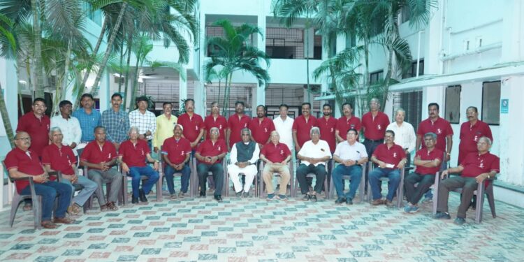 तब्बल ४८ वर्षानंतर एकत्र जमला नाशिक पब्लिक स्कूल मधील मित्रांचा गोतावळा