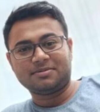 पुलावरील पुराच्या पाण्यात वाहून गेल्याने तरुणाचा मृत्यू, कामावर जाताना घडली घटना