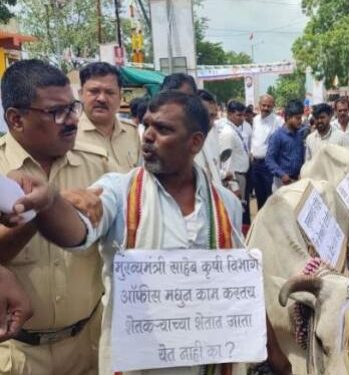 शेतकऱ्याला पित्यासह पोलिसांनी घेतले ताब्यात, मुख्यमंत्र्यांना भेटण्याची केली विनंती