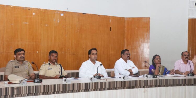 रस्त्यातील खड्ड्यांसह अडथळे दूर करावेत, मंडपाची तपासणी करण्यात यावी