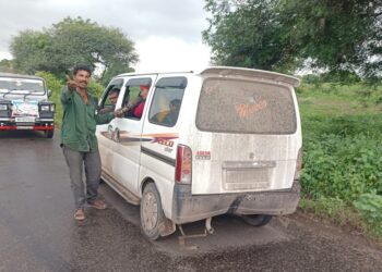 ओव्हरटेक करताना चारचाकीने लावले ब्रेक, मागून दुचाकी आदळली