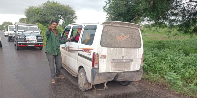 ओव्हरटेक करताना चारचाकीने लावले ब्रेक, मागून दुचाकी आदळली