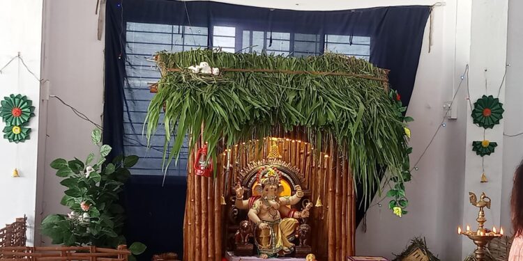 ग्रामीण संस्कृती दाखविणार्‍या देखाव्यात थाटात गणपती बाप्पा विराजमान