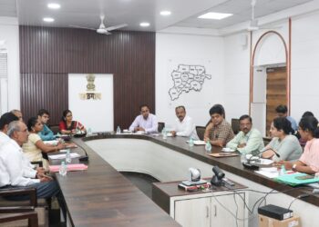 रेल्वे आत्महत्यांवर प्रशासनाने तात्काळ उपाययोजना राबवाव्यात – जिल्हाधिकारी आयुष प्रसाद