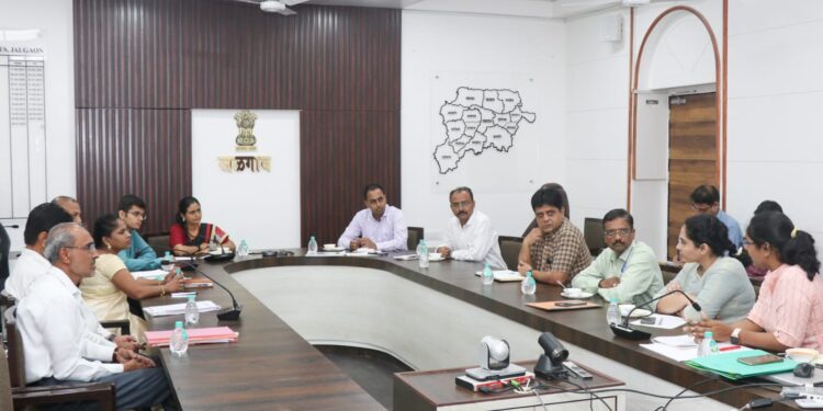 रेल्वे आत्महत्यांवर प्रशासनाने तात्काळ उपाययोजना राबवाव्यात – जिल्हाधिकारी आयुष प्रसाद