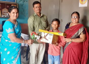 विद्यार्थी उकाड्यात, पालकाने दातृत्व दाखवित शाळेला दिला पंखा भेट !