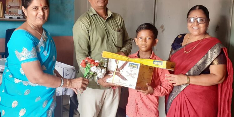 विद्यार्थी उकाड्यात, पालकाने दातृत्व दाखवित शाळेला दिला पंखा भेट !
