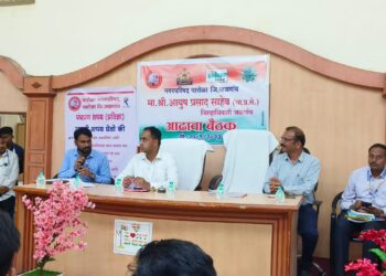 मुख्याधिकाऱ्यासह कर्मचाऱ्यांनी प्रत्यक्ष फिल्डवर जाऊन काम करावे