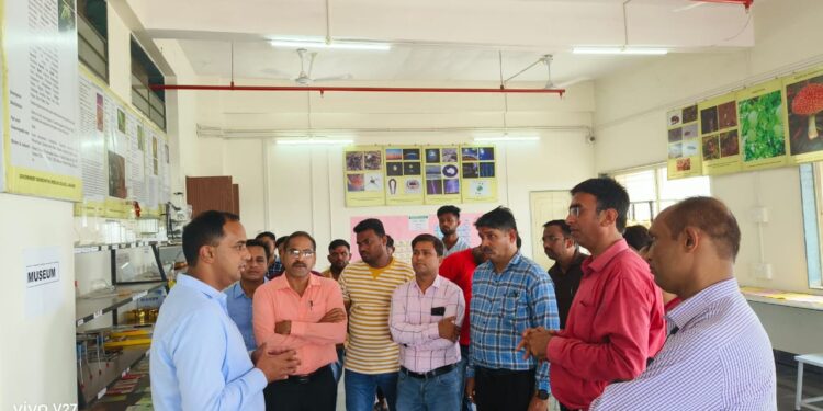 शासकीय होमिओपॅथी महाविद्यालयाला जिल्हाधिकाऱ्यांची भेट