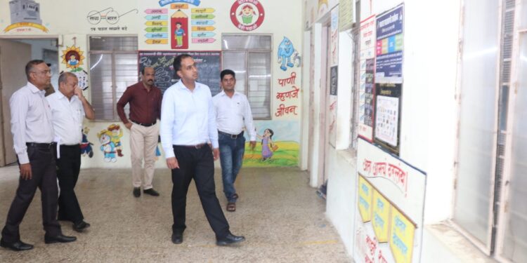 जिल्हाधिकाऱ्यांनी केली मतदार केंद्रांची पाहणी