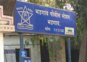 पोलीस स्टेशनमध्ये घुसून पोलिसाला मारहाण करीत धमकी, दोघं गुंडांना अटक