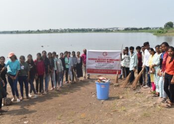 गोदावरी व्यवस्थापन महाविद्यालयाचे मन्यारखेडा तलावावर स्वच्छता ही सेवा मोहीम
