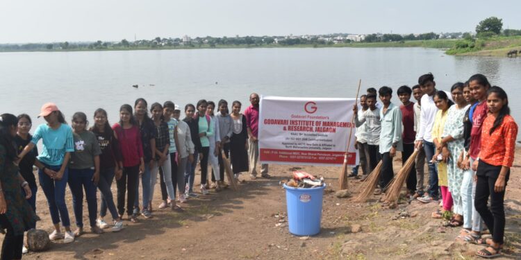 गोदावरी व्यवस्थापन महाविद्यालयाचे मन्यारखेडा तलावावर स्वच्छता ही सेवा मोहीम