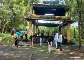 “एक तास गावासाठी श्रमदान” : खिर्डी येथे तरुणांनी केली स्वच्छता