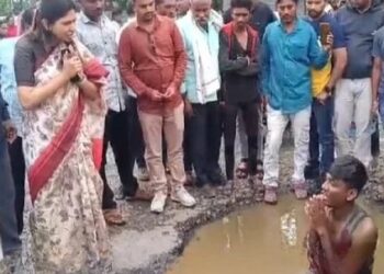 रस्ताप्रश्नी तरुणाचे डबक्यात अंघोळ करून अनोखे आंदोलन