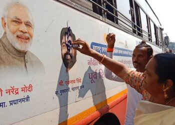 जळगावात मुख्यमंत्री – उपमुख्यमंत्र्यांच्या तोंडाला फासलं काळं