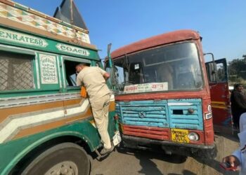 जामनेरहून निघालेल्या बसचा नवापूरजवळ अपघात, १० प्रवाशी जखमी
