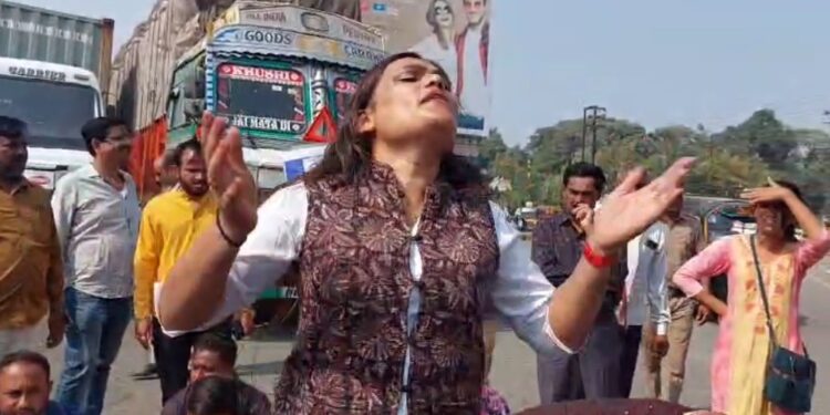 पालकमंत्री होश मे आओ, होश मे आओ…पालकमंत्री हाय हाय…