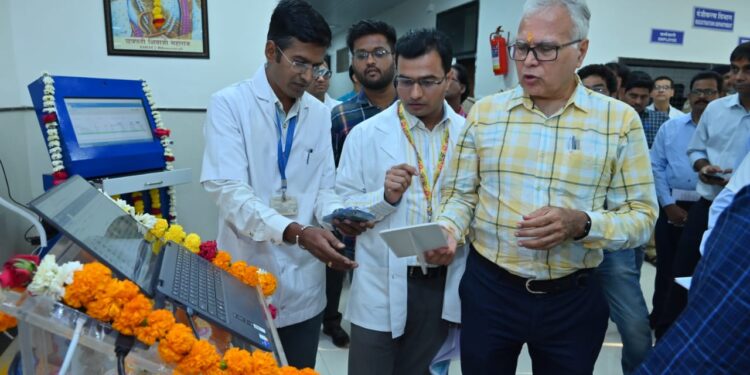 रेल्वे रुग्णालय व्यवस्थापन प्रणालीची महाव्यवस्थापकांनी केली पाहणी