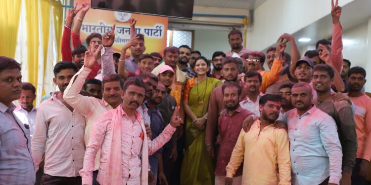 जळगाव जिल्ह्यात सत्ताधाऱ्यांचे वर्चस्व : स्थानिक आमदारांनी दाखविले तालुक्यात सामर्थ्य