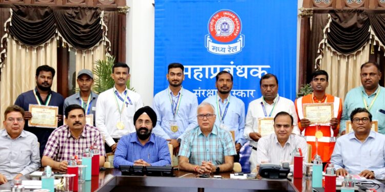 मध्य रेल्वेच्या ८ कर्मचाऱ्यांना महाव्यवस्थापकांचा सुरक्षा पुरस्कार जाहिर