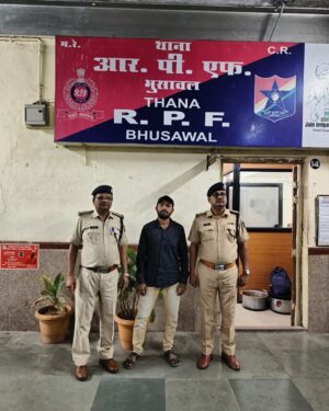 तिकिटाचा काळाबाजार करताना रेल्वे पोलिसांकडून एकाला अटक