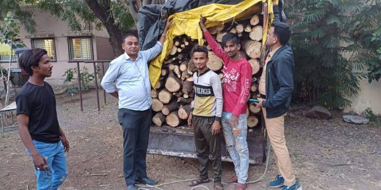 विनापरवाना लाकूड वाहतूक केल्याप्रकरणी गुन्हा दाखल