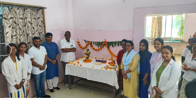            डॉ.उल्हास पाटील फिजीओथेरपी महाविद्यालय व रुग्णालयात धन्वंतरी पूजन उत्साहात