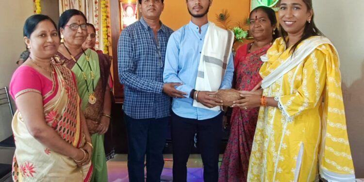 अग्निविर अंतर्गत नेव्ही मध्ये निवड झालेल्या अग्निविर कल्पेश सपकाळेचा डॉ केतकी पाटील यांनी केला सत्कार