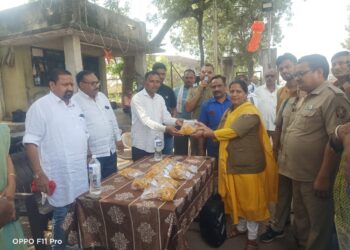 शिवसेनेतर्फे एरंडोल एसटी डेपोत फराळ वाटप उपक्रम