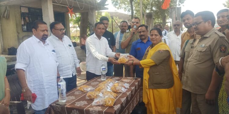 शिवसेनेतर्फे एरंडोल एसटी डेपोत फराळ वाटप उपक्रम