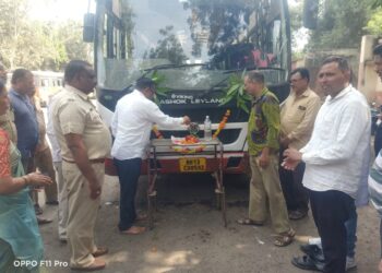 शिवसेनेतर्फे एरंडोल एसटी डेपोत फराळ वाटप उपक्रम