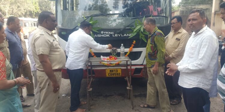 शिवसेनेतर्फे एरंडोल एसटी डेपोत फराळ वाटप उपक्रम